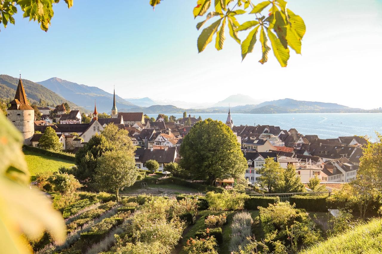Blick über die Zuger Altstadt auf den Zugersee und die Berge