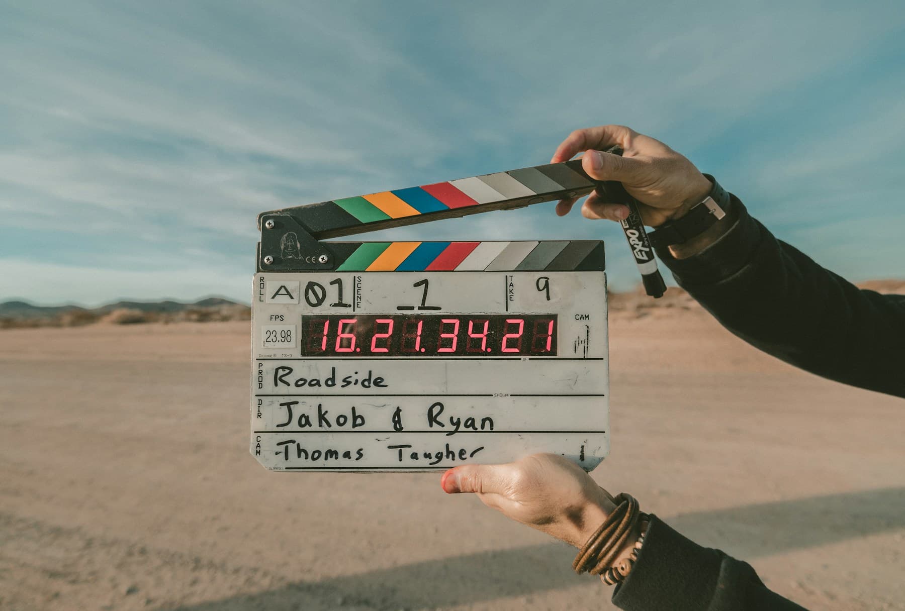 Filmklappe bei einer Produktion im Freien